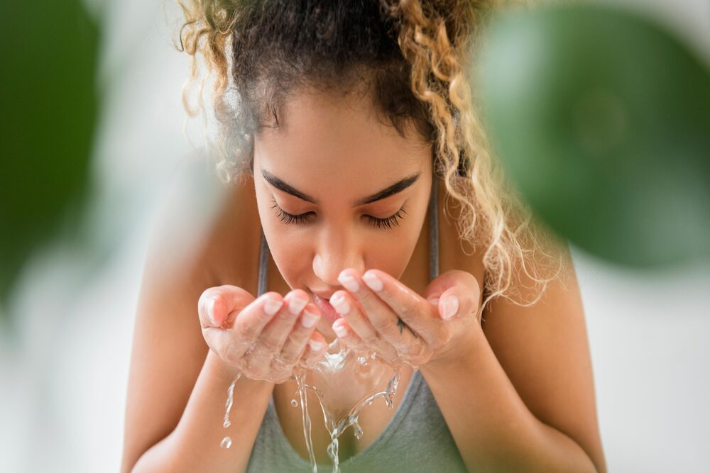الطريقة الصحيحة والصحيّة لغسل الوجه