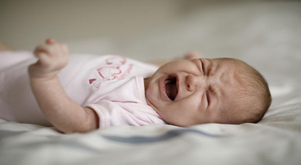 ما هو سبب بكاء الطفل المفاجئ وهو نائم؟