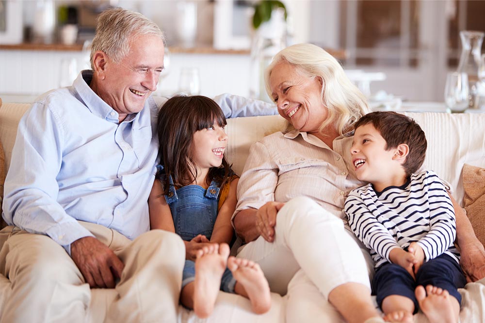 دراسة تؤكد رعاية الأحفاد تُطيل عمر الأجداد