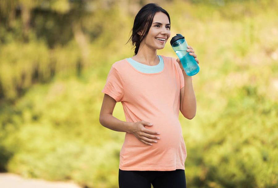 متى تبدأ الحامل بالمشي لتسهيل الولادة؟