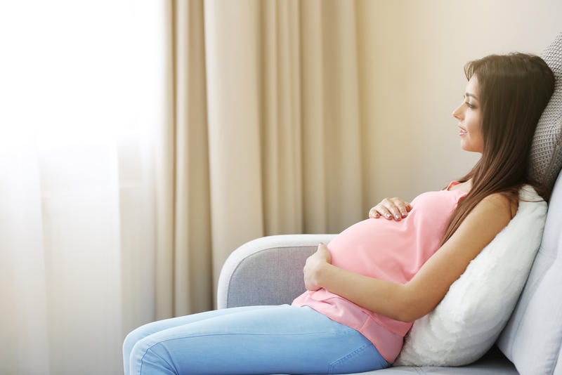 ما هي مخاطر تحجر البطن في الشهر التاسع من الحمل؟