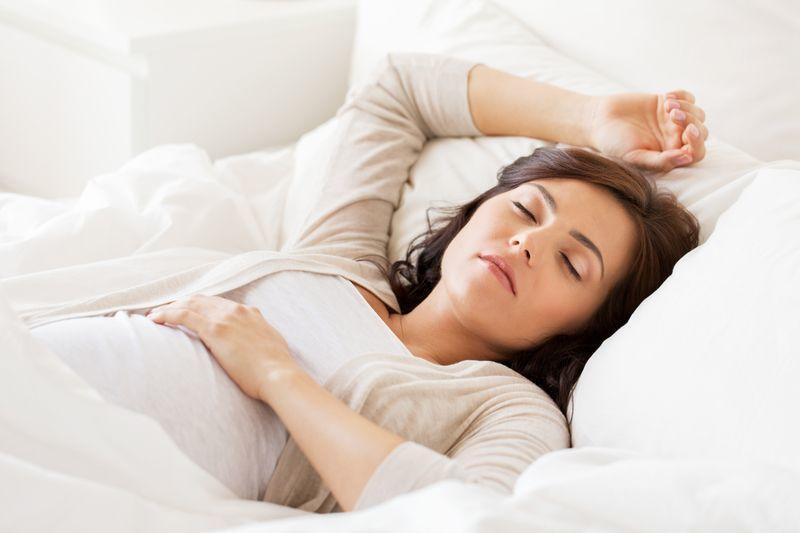 هل النوم على الظهر يضر الجنين ؟
