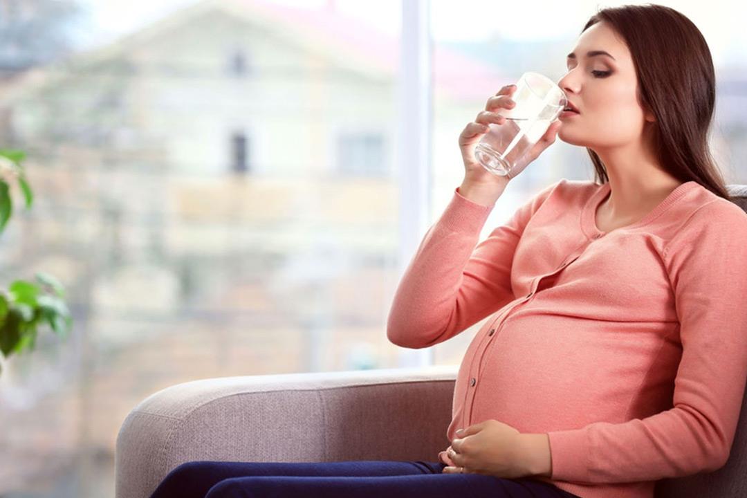 هل شرب الماء يزيد الماء حول الجنين؟