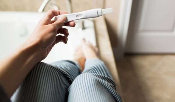 هل نزول إفرازات بنية من علامات الحمل