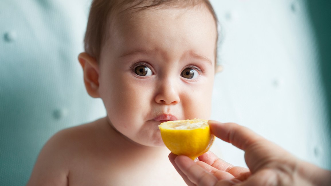 غذاء الطفل قبل عمر 6 أشهر بين الممنوع والمسموح