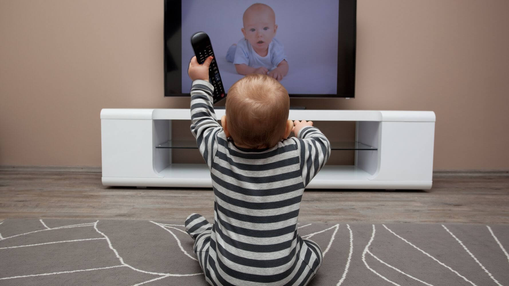 مرض التوحّد وغيره تأثير  التلفاز السلبي على الأطفال