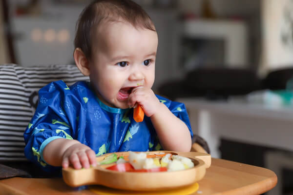 أطعمة صلبة تناسب طفلكِ بعدما يتجاوز مرحلة الطعام المهروس