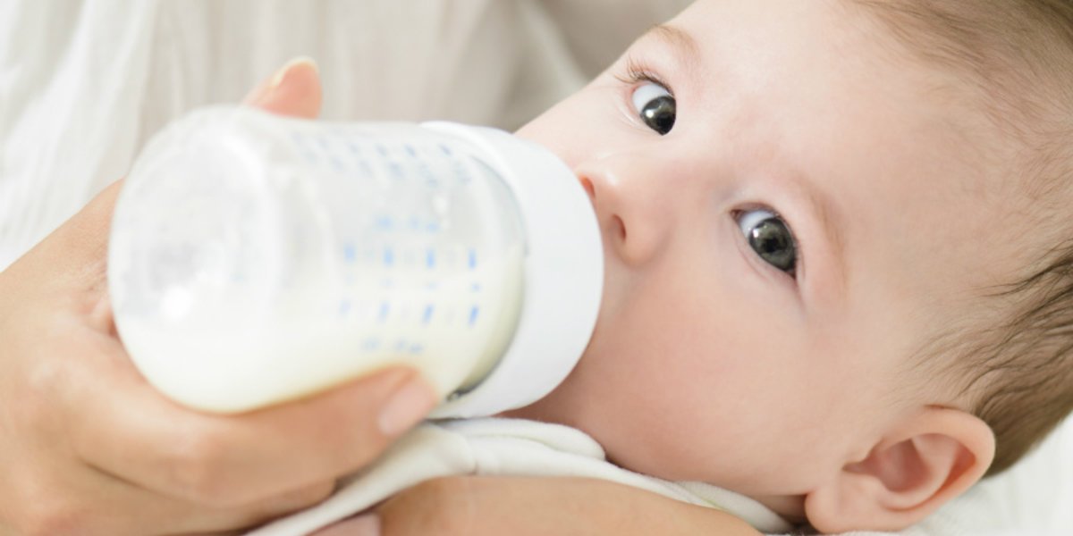 استفراغ الرضيع بعد الحليب الصناعي