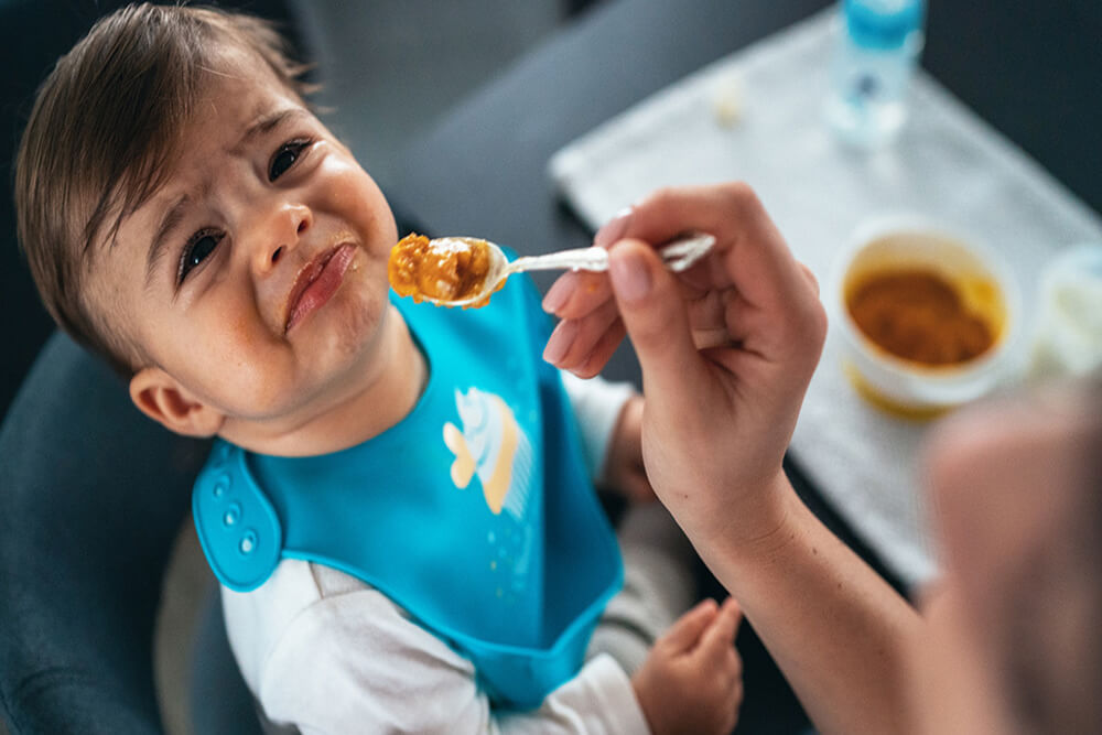 طفلي لا يأكل الا الطعام المهروس.. ما الحل؟