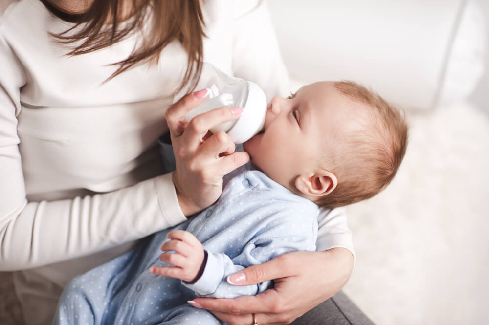 فوائد وأضرار الرضاعة الصناعية للطفل حديث الولادة