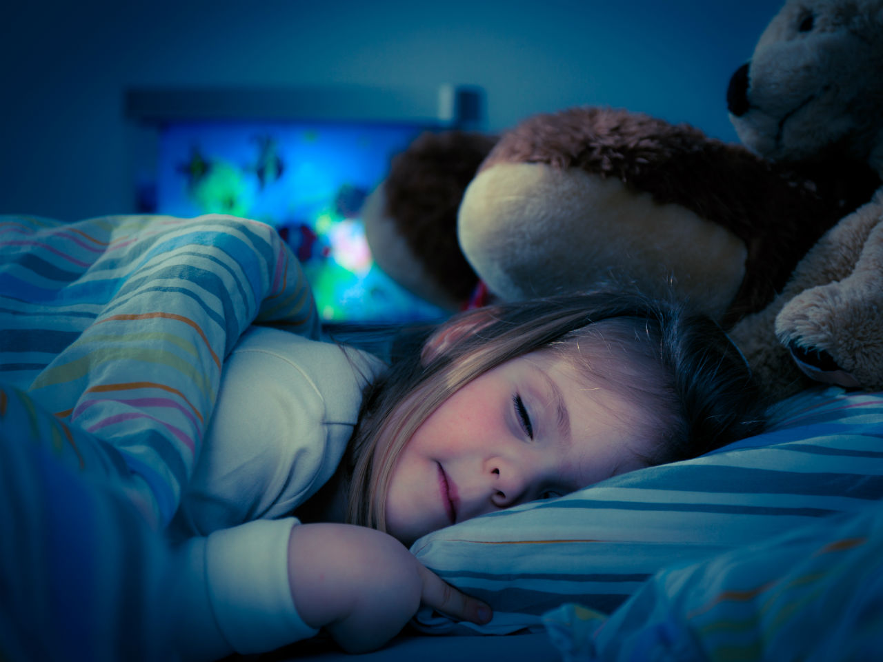 طرق سهلة لتشجيع طفلك على النوم بغرفته وحده