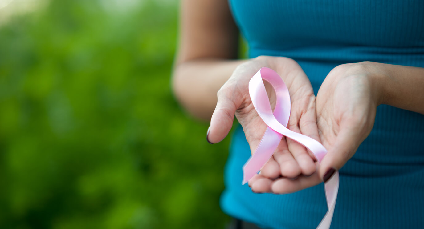 هل تختلف أعراض سرطان الثدي ونتائج علاجه عند النساء تحت الـ 40؟ سألنا الطبيب
