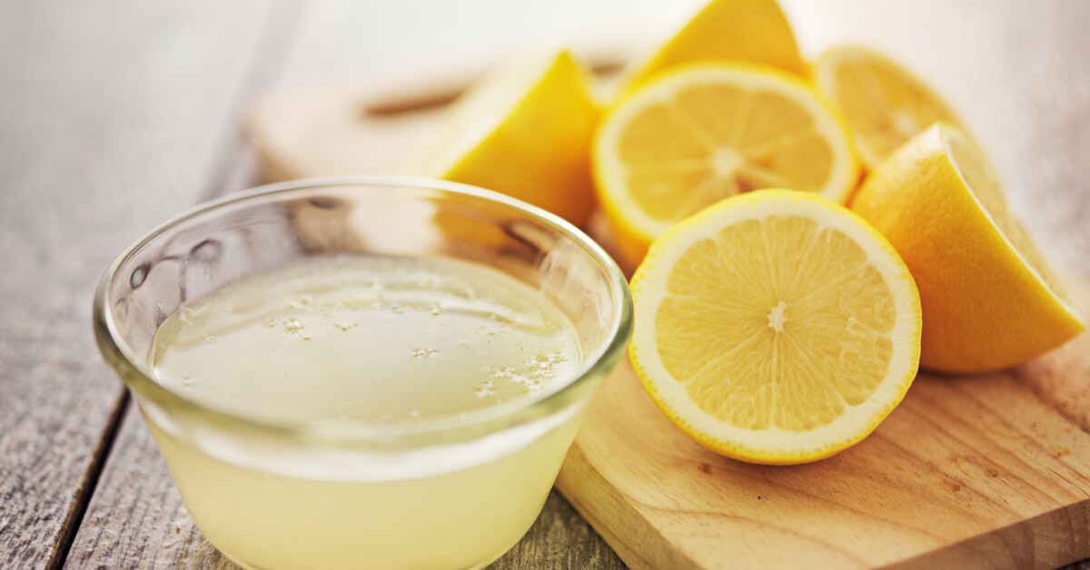 فوائد شرب الليمون على الريق وأضراره