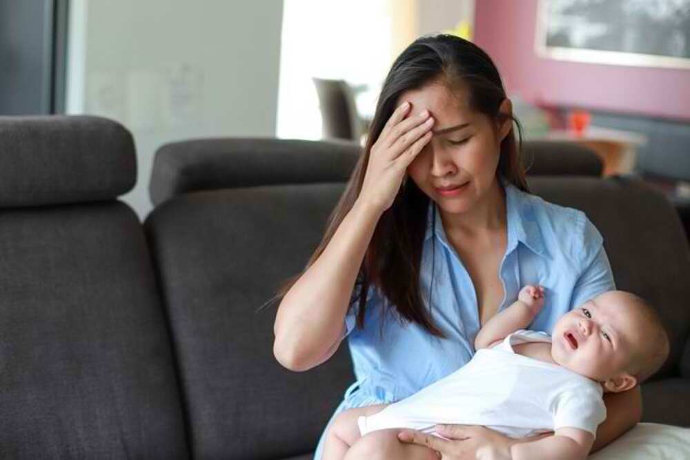 كيف تؤثّر مرحلة الإكتئاب ما بعد الولادة على نفسيّتك ونفسيّة طفلك؟