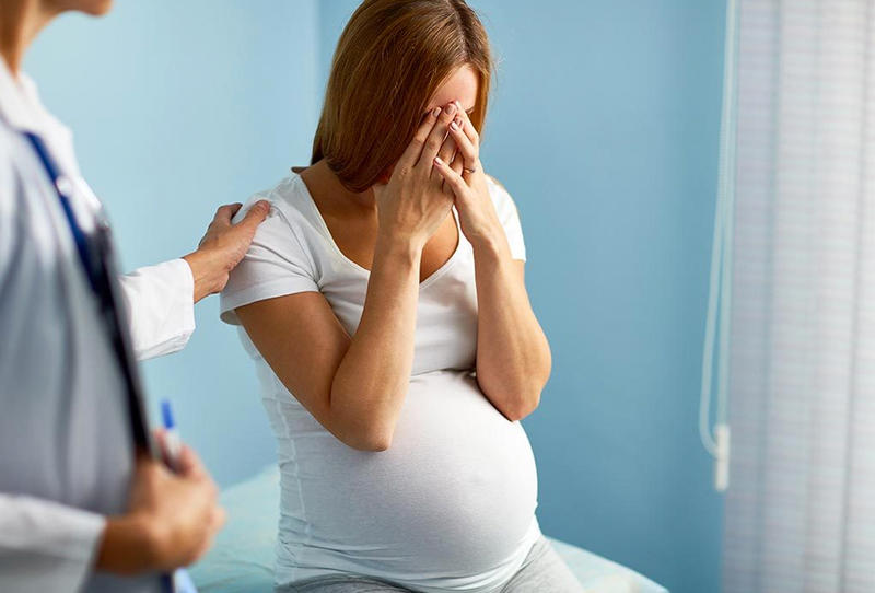 ما أسباب نزول الجنين أسفل البطن في الشهر الخامس؟
