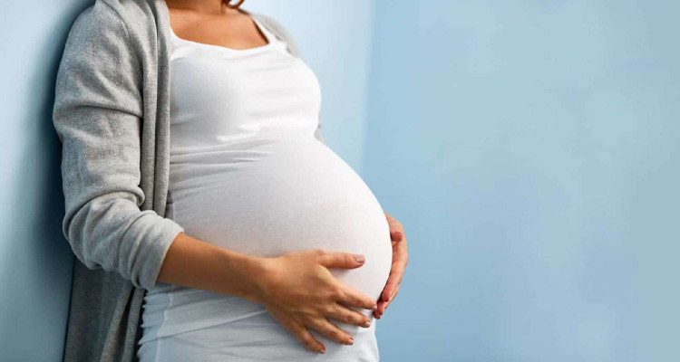 ما هي أسباب نزول ماء من الرحم بداية الحمل؟