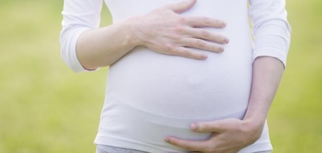 هل الضغط على البطن يضر الجنين؟