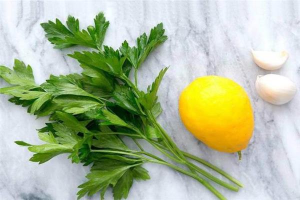 أهمية الإعتماد على خلطة الليمون والثوم والبقدونس للتنحيف