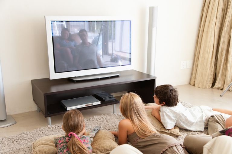 ما أضرار التلفاز على الأطفال وكيف يمكن الحد من إدمانهم عليه؟
