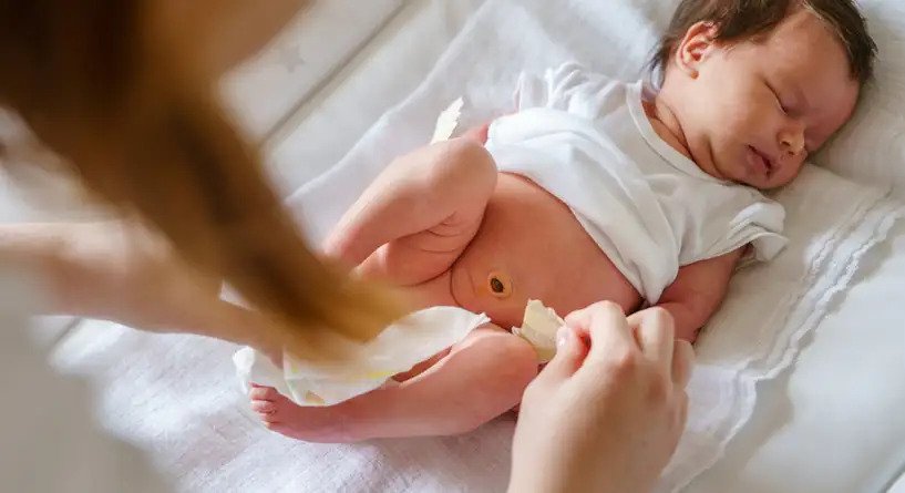 ما أسباب ظهور الحبيبات في براز الطفل الرضيع؟