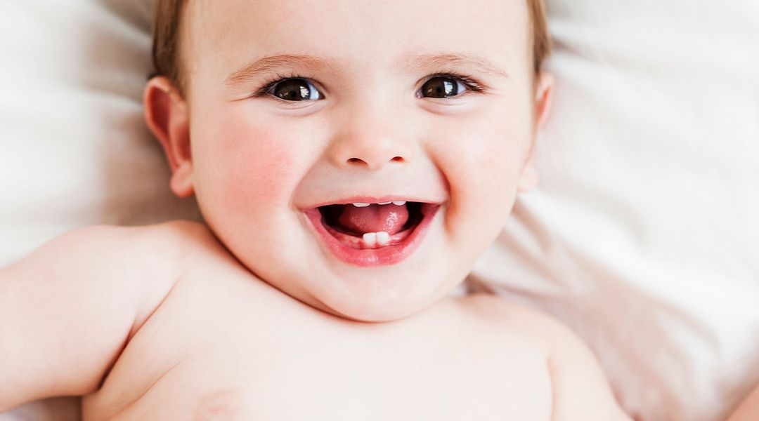 أسنان طفلك: متى تبدأ بالظهور وما الأعراض المرافقة لها؟