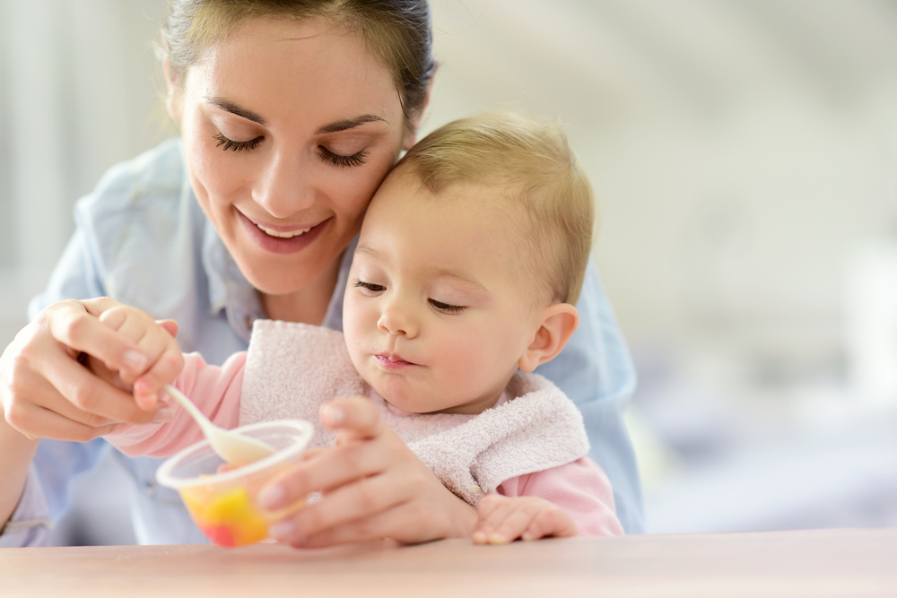 متى ياكل الرضيع وما هو الغذاء المناسب لكل مرحلة عمرية؟