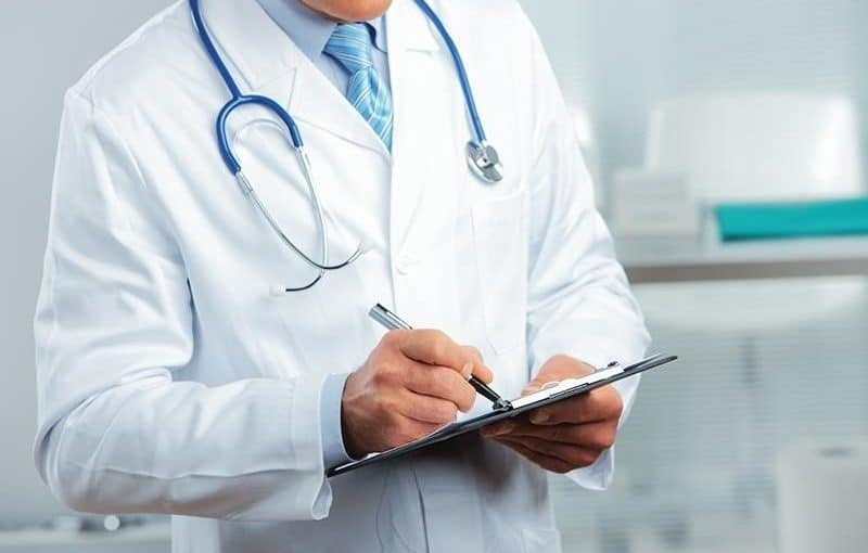 أسباب خروج قطع بيضاء مثل المناديل مع البول عند المرأة والرجل