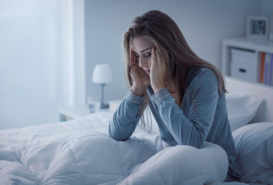 ما هي أسباب قلة النوم عند النساء وعلاجها؟