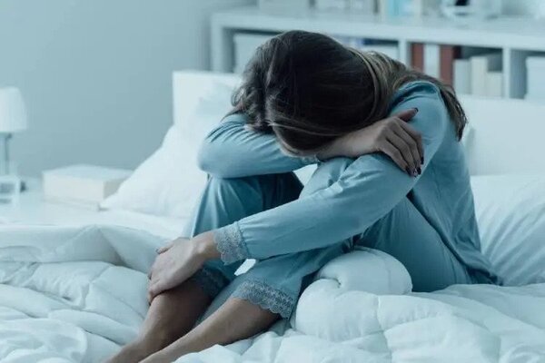 ما هي أضرار نوم الزوج بعيد عن زوجته؟