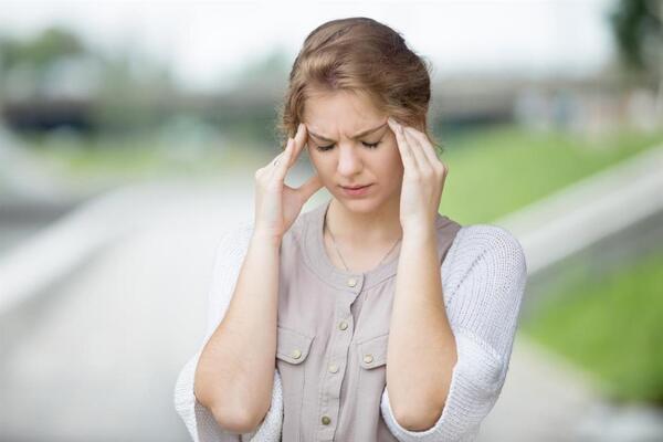 ما هي أعراض ضعف الدورة الدموية في الرأس؟