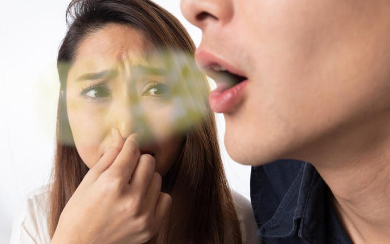 اسباب رائحة الفم الكريهة وطرق علاجها