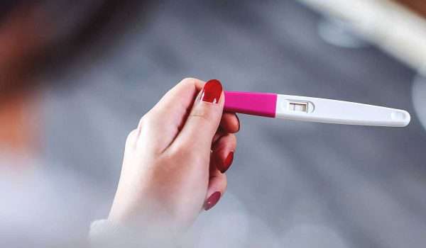 هل نزول الدورة قبل موعدها من علامات الحمل؟ 