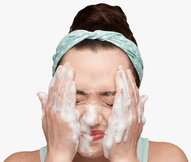 إليكِ طريقة تنظيف الوجه من الدهون والأوساخ طبيعياً