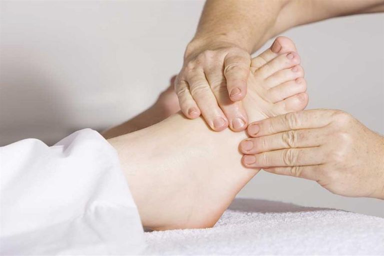 كيف يمكن علاج انتفاخ القدمين عند كبار السن؟