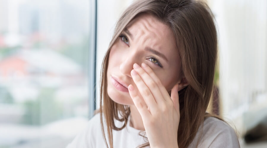 ما هي أسباب ألم في عظمة الوجه تحت العين؟
