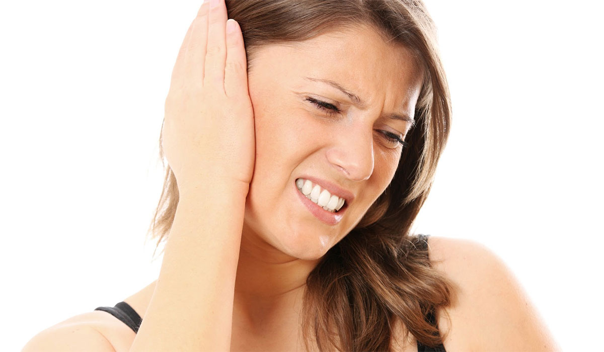 ما هي أسباب طنين الأذن عند الهدوء؟