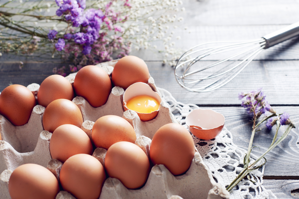 هل البيض بالفعل صحيّ، أم يجب أن تتناولي زلال البيض بدلاً من ذلك؟
