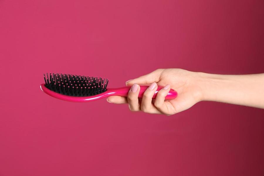 طريقة تنظيف فرشاة الشعر خطوة بخطوة