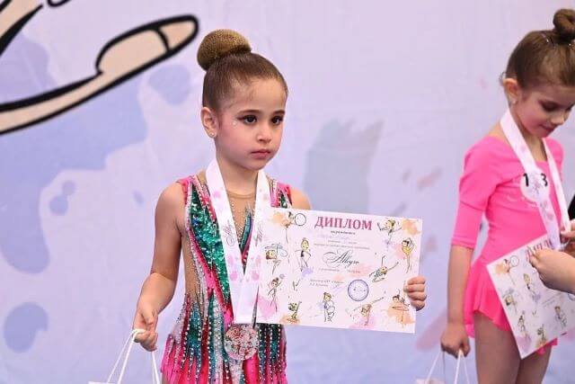 الطفلة السعودية إيلينا حبحب بطلة الجمباز في روسيا