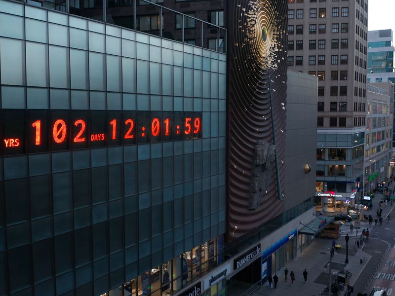 ساعة في نيويورك تحسب الوقت المتبقي لحلول كارثة مناخية عالميّة!