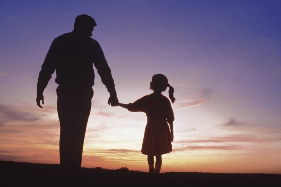 ماذا أحتاج من والدي وكيف تساعد علاقتي القويّة به في تحسين حياتي؟