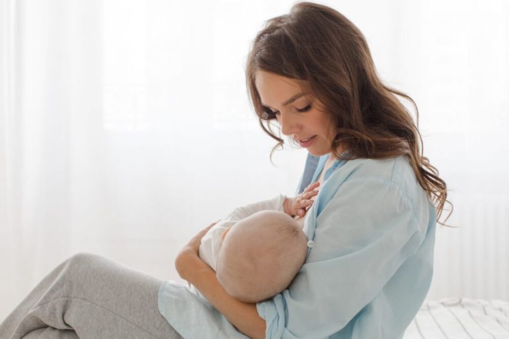 ما هي اسباب بكاء الطفل عند الرضاعة؟
