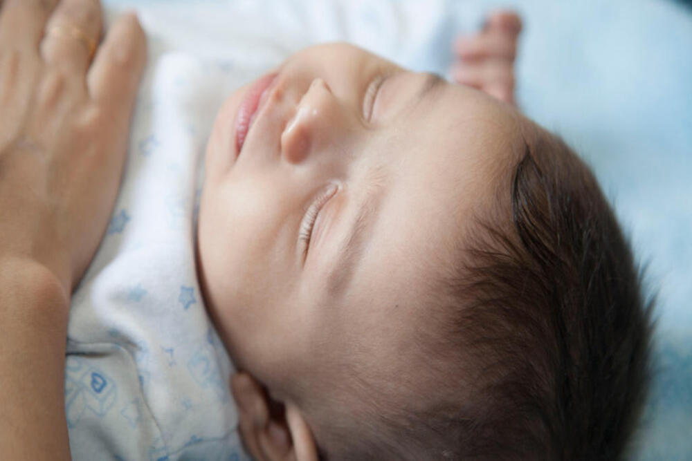 كيف اخلي طفلي ينام نوم متواصل؟