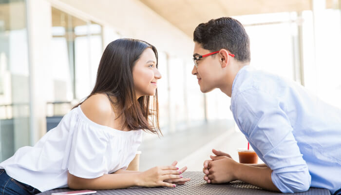 دراسة تكشف مدى تأثير العلاقة الرومانسية على أداء الطالب