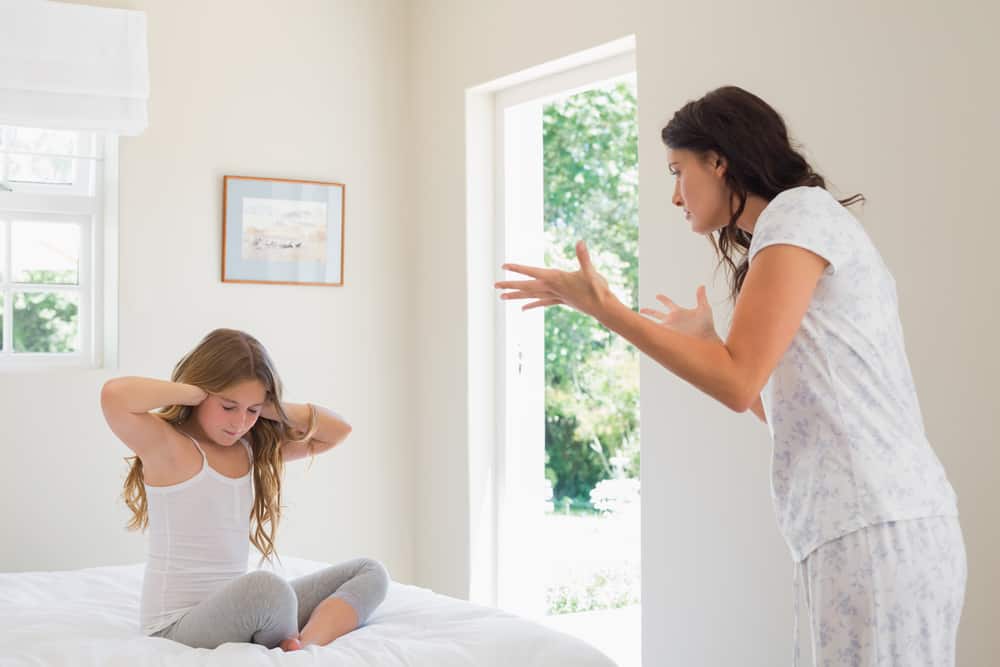 زيادة العدوانية وإكتئاب.. آثار خطيرة للصراخ المستمر على طفلك