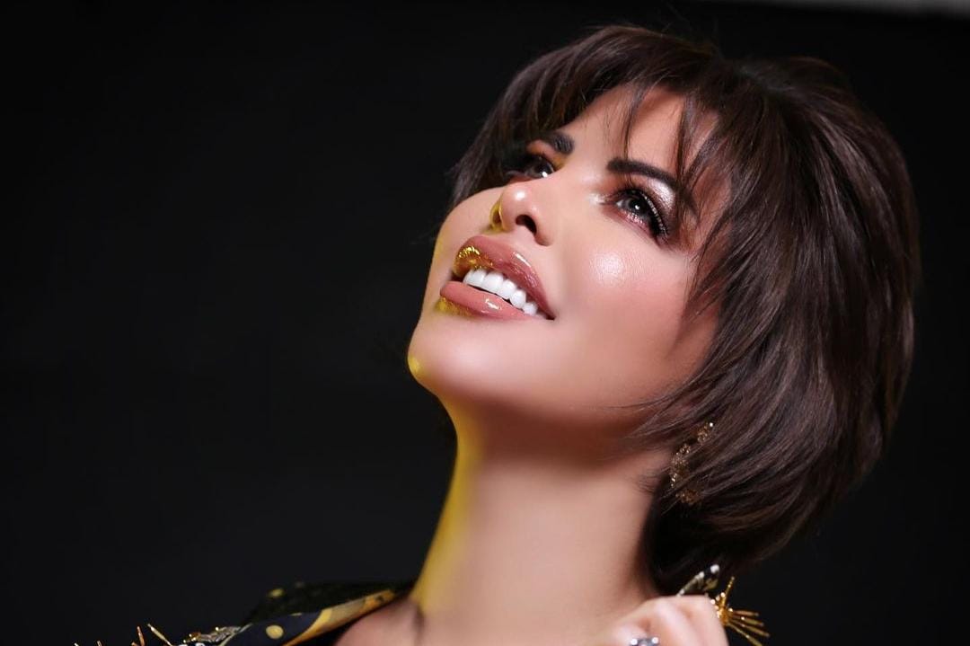 شمس الكويتية أول فنانة عربية تحصد 8 جوائز عالمية