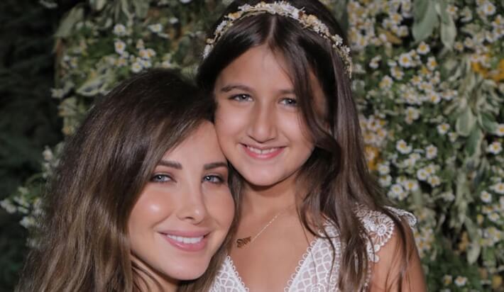 نانسي عجرم ترقص مع ابنتها في حفل زفاف شقيقها نبيل 