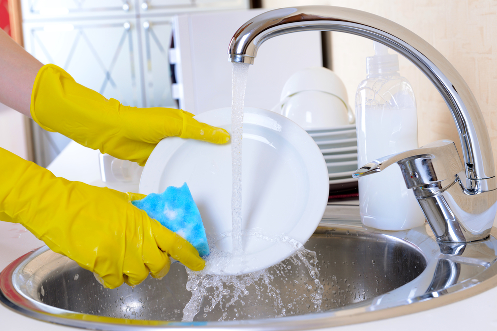 ما هي الأسباب لاستخدام الماء الساخن عند غسل الصحون؟