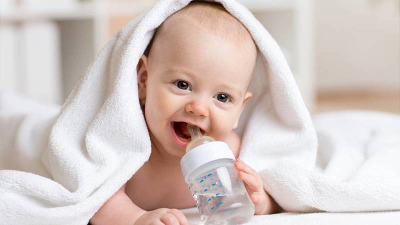 متى يشرب الرضيع الماء؟