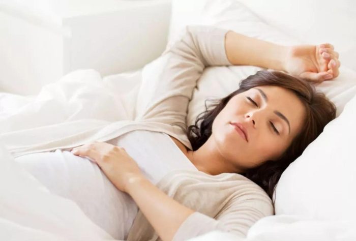 هل النوم يزيد وزن الجنين؟